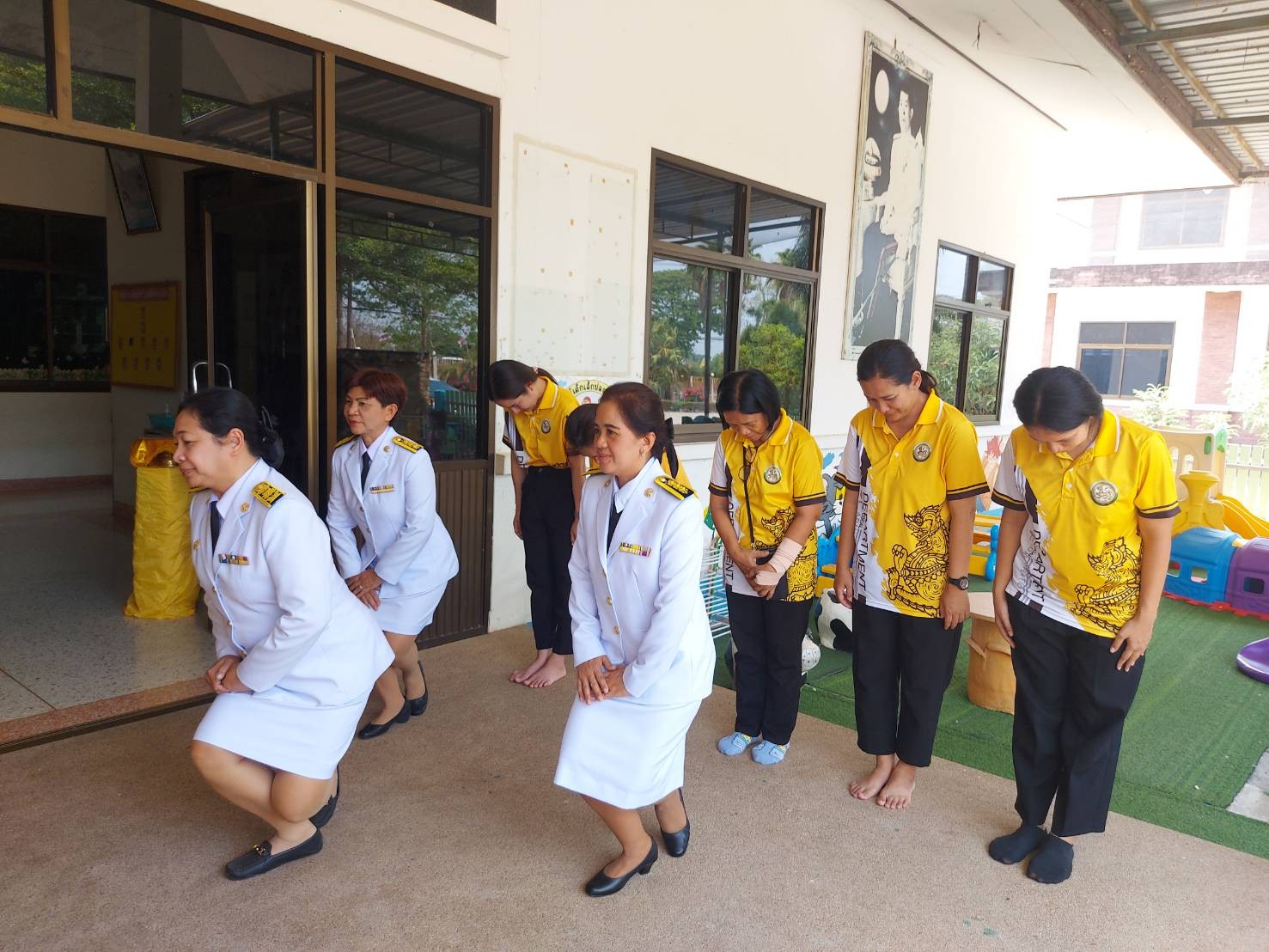 (ประธานและผู้เข้าร่วมพิธีถวายความเคารพโดยพร้อมเพรียงกัน
