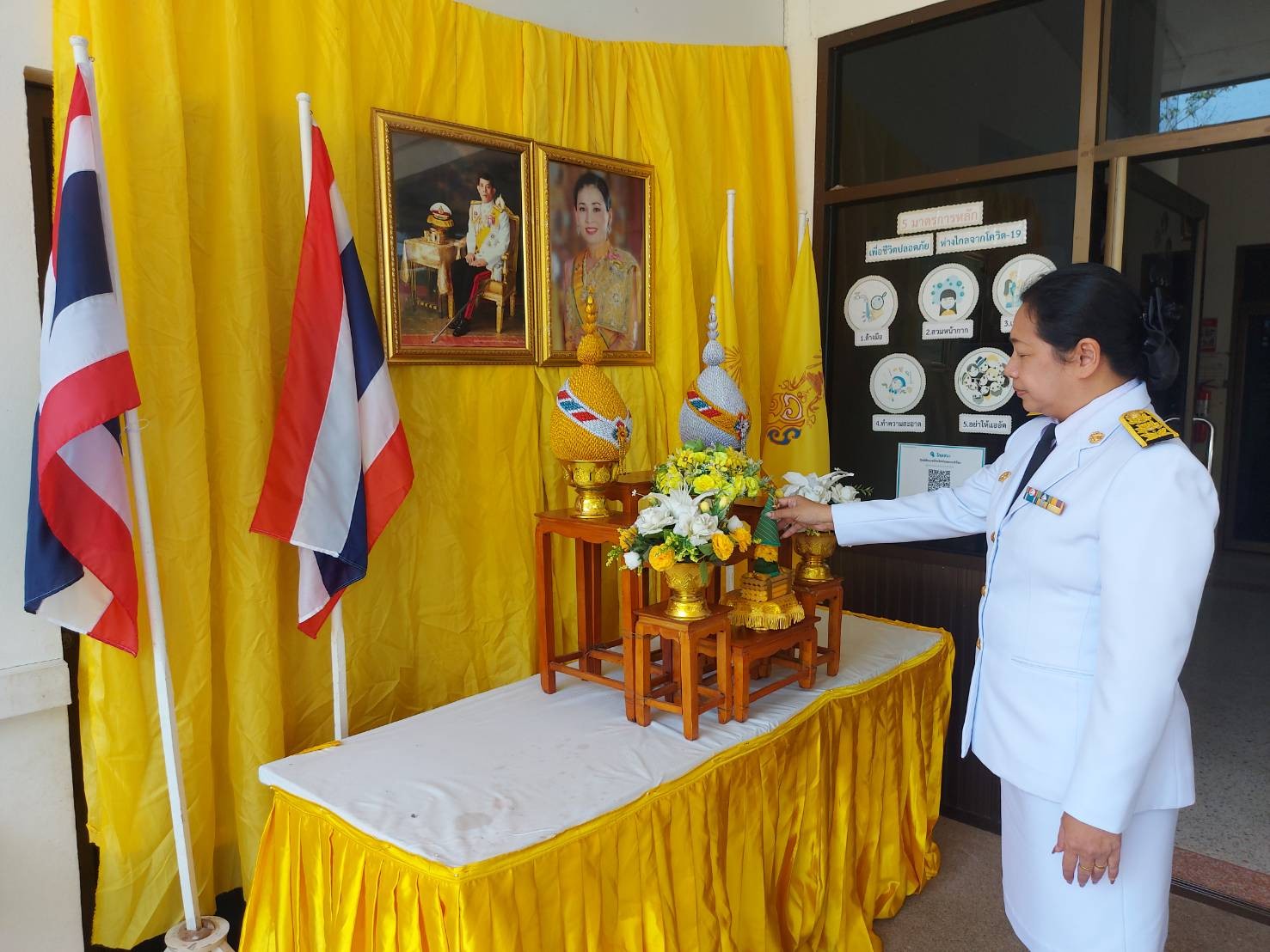 ประธานเปิดกรวยกระทงดอกไม้ธูปเทียนแพ