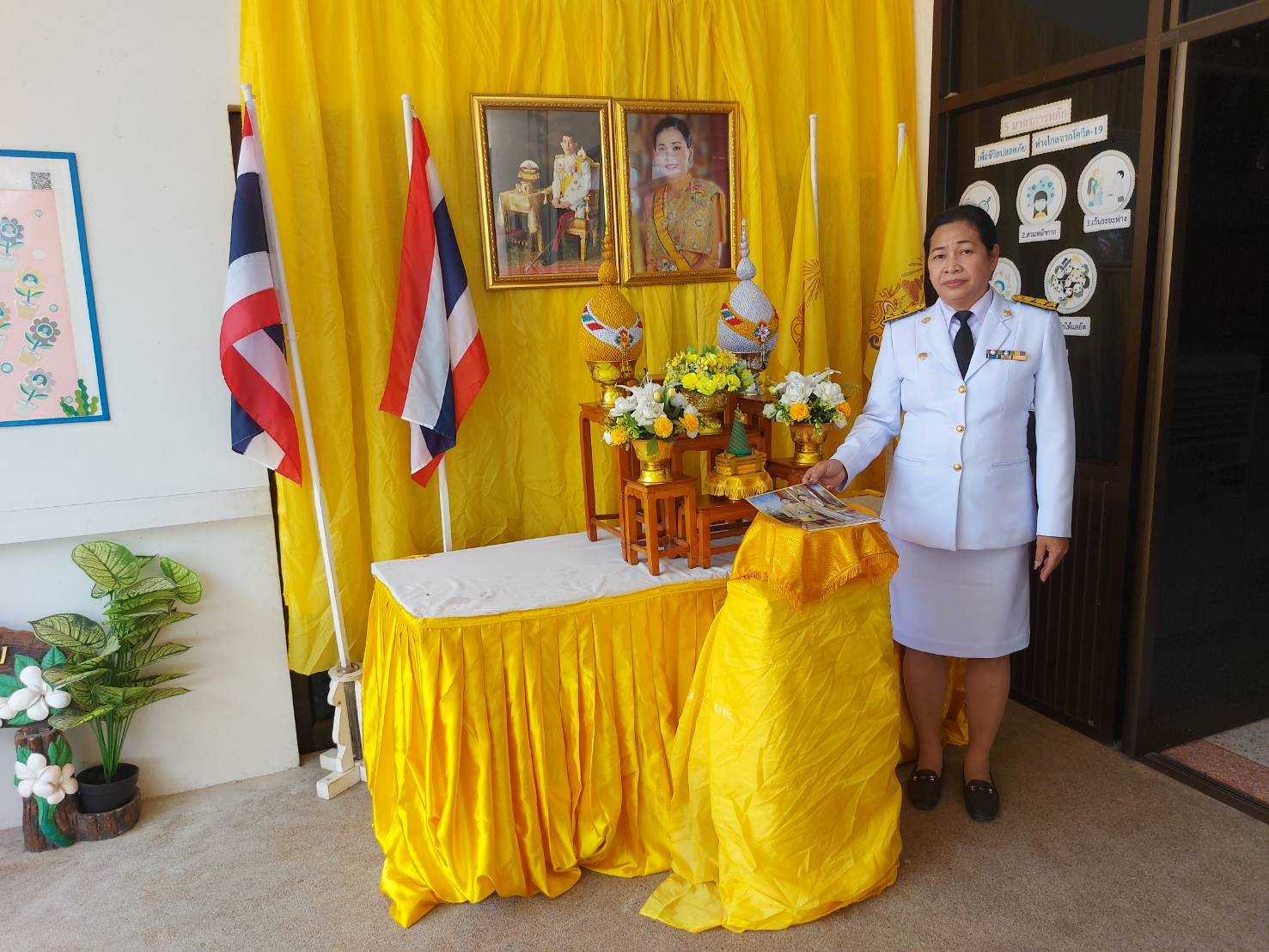 ประธานเชิญพระบรมฉายาลักษณ์วางบนพาน