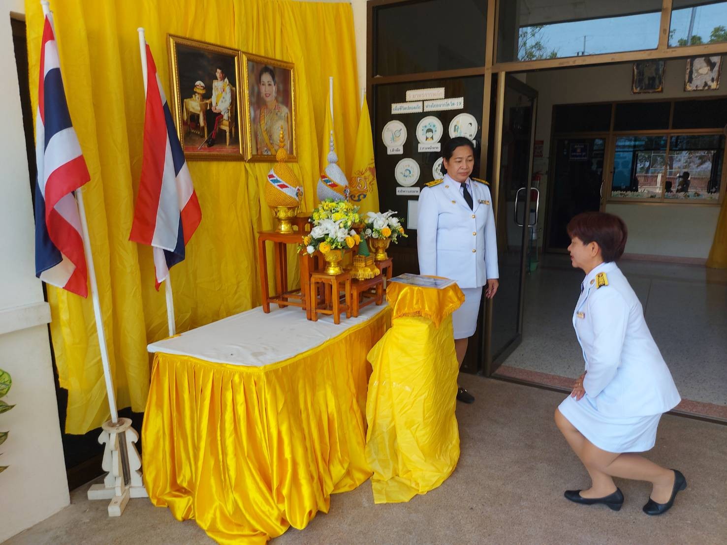 รับพระราชทานพระบรมฉายาลักษณ์