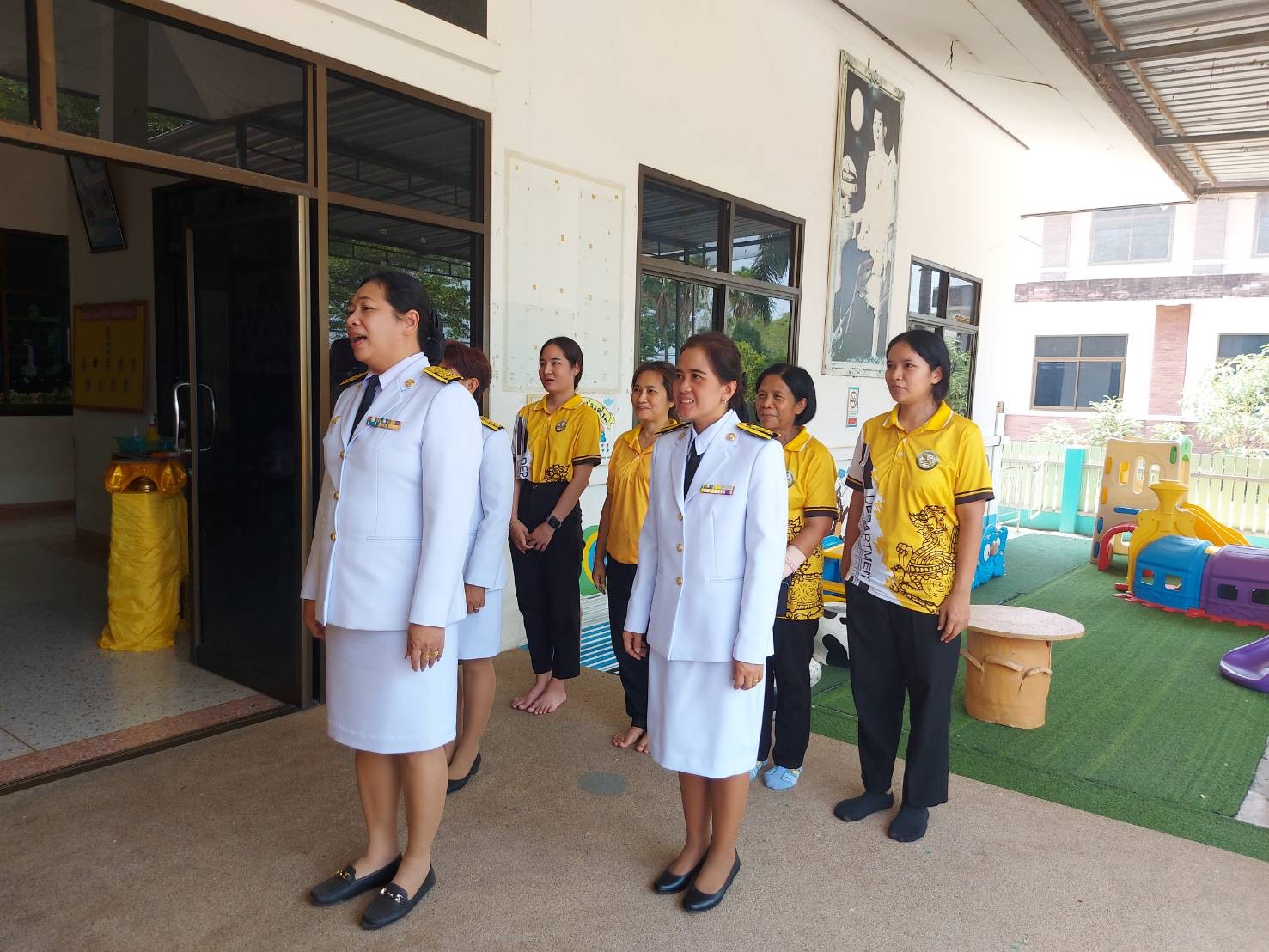 ประธานและผู้เข้าร่วมพิธีร้องเพลงสรรเสริญพระบารมี