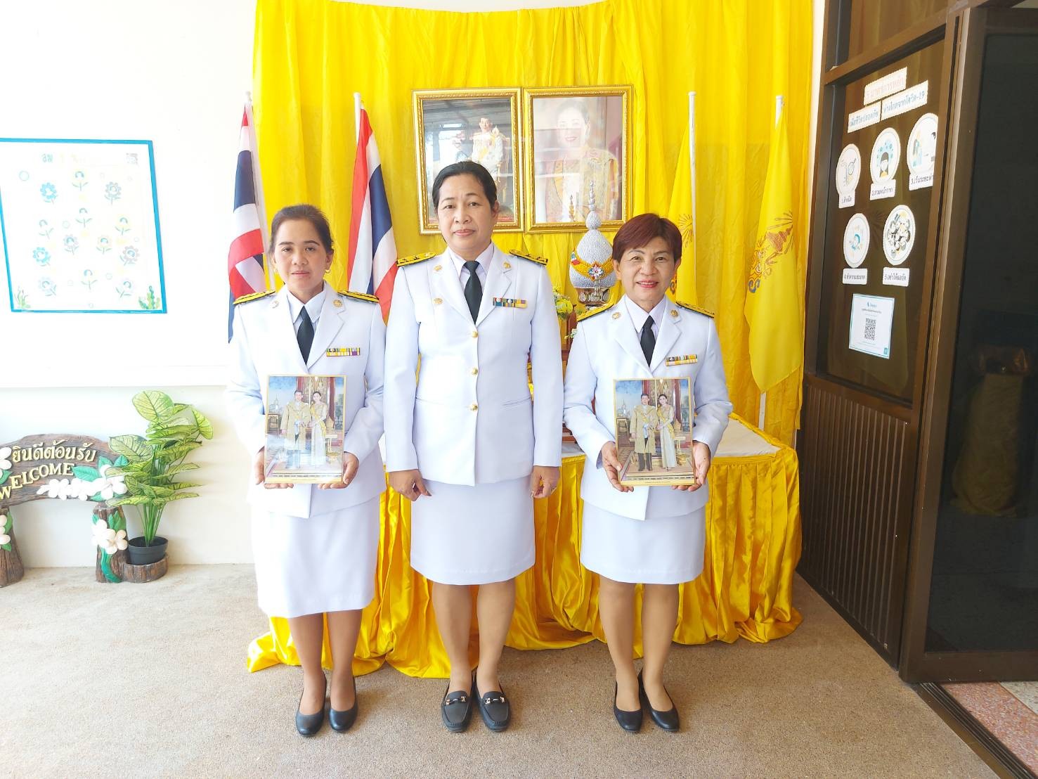ประธานและผู้เข้าร่วมพิธีถ่ายภาพรวม