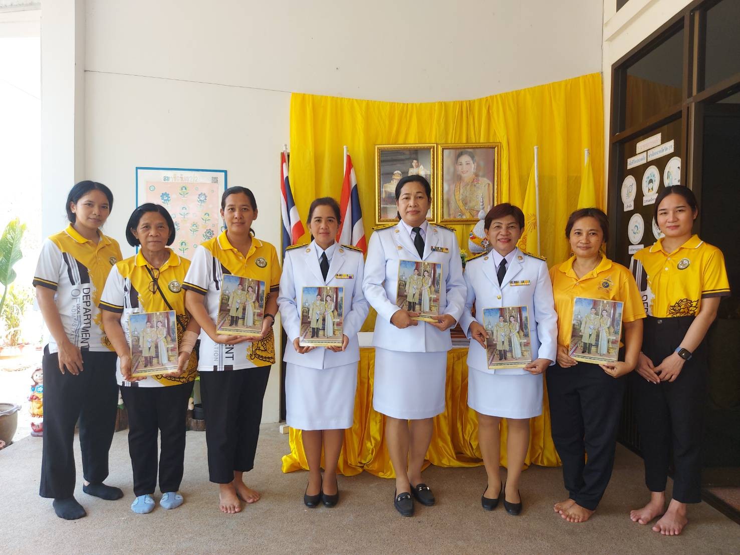 ประธานและผู้เข้าร่วมพิธีถ่ายภาพรวม