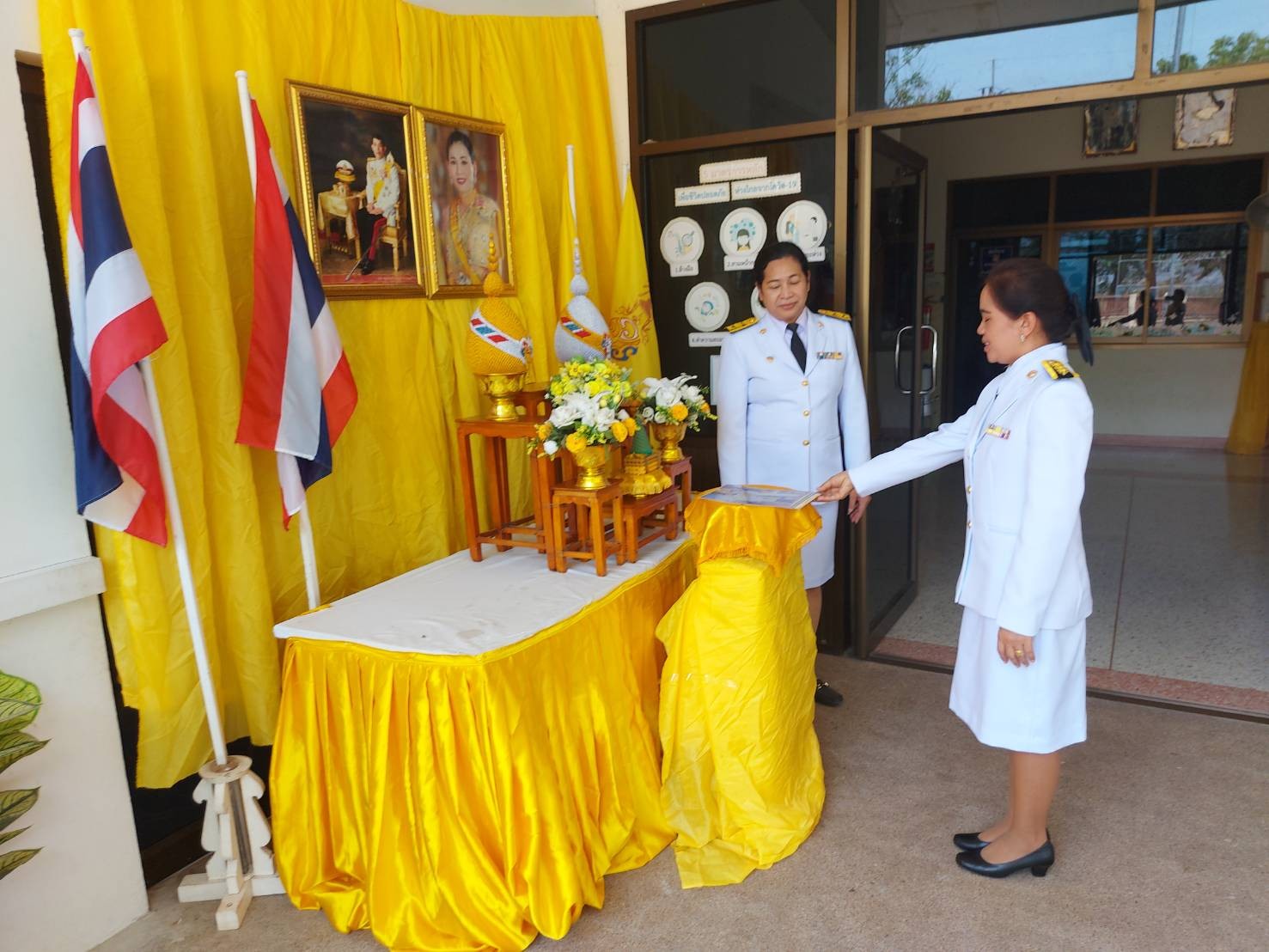 รับพระราชทานพระบรมฉายาลักษณ์